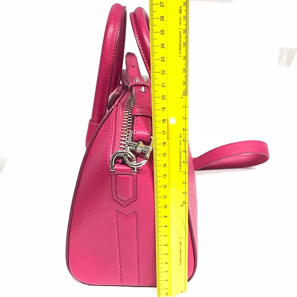 Givenchy
Antigona Leather Satchel - Picture 9 of 16